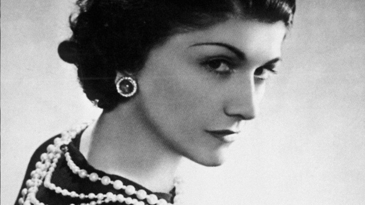 Coco Chanel: «Η μόδα δεν αξίζει αν δεν βγει στους δρόμους»